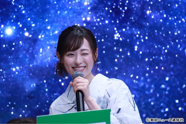 「明日はもっと、いい日になる」制作発表。福原遥、林遣都らが子役と手をつないで浴衣で登場！