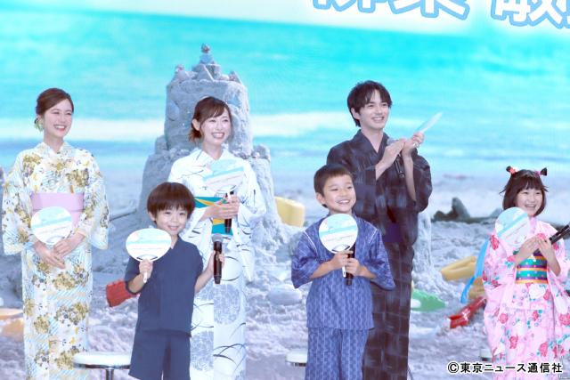 「明日はもっと、いい日になる」制作発表。福原遥、林遣都らが子役と手をつないで浴衣で登場！