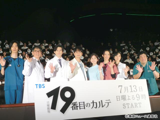 松本潤、小芝風花の“爆睡写真”に爆笑「19番目のカルテ」舞台あいさつで嵐メンバーの新作もPR
