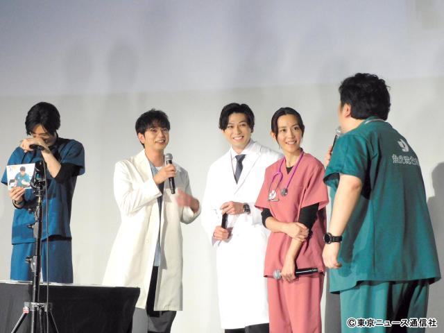 松本潤、小芝風花の“爆睡写真”に爆笑「19番目のカルテ」舞台あいさつで嵐メンバーの新作もPR