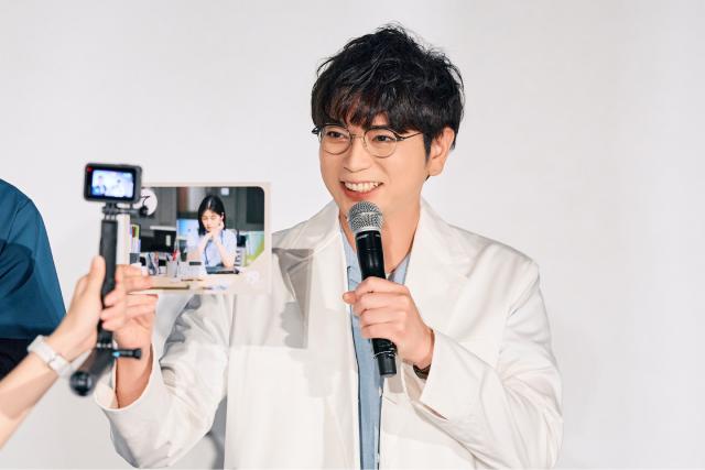 松本潤、小芝風花の“爆睡写真”に爆笑「19番目のカルテ」舞台あいさつで嵐メンバーの新作もPR