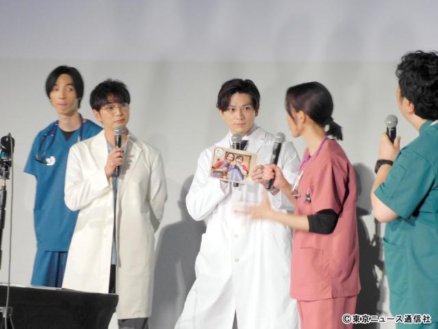 松本潤、小芝風花の“爆睡写真”に爆笑「19番目のカルテ」舞台あいさつで嵐メンバーの新作もPR