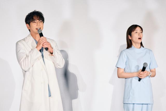 松本潤、小芝風花の“爆睡写真”に爆笑「19番目のカルテ」舞台あいさつで嵐メンバーの新作もPR