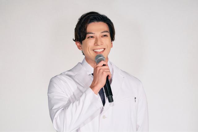 松本潤、小芝風花の“爆睡写真”に爆笑「19番目のカルテ」舞台あいさつで嵐メンバーの新作もPR