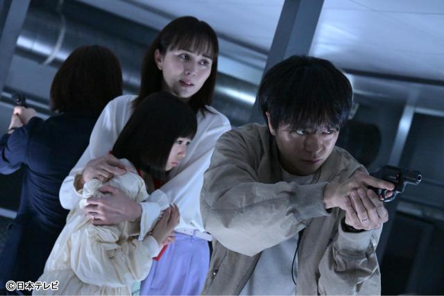 櫻井翔「放送局占拠」第1話で妖怪面集団が500人を人質に！　青鬼（菊池風磨）も再び動き出す