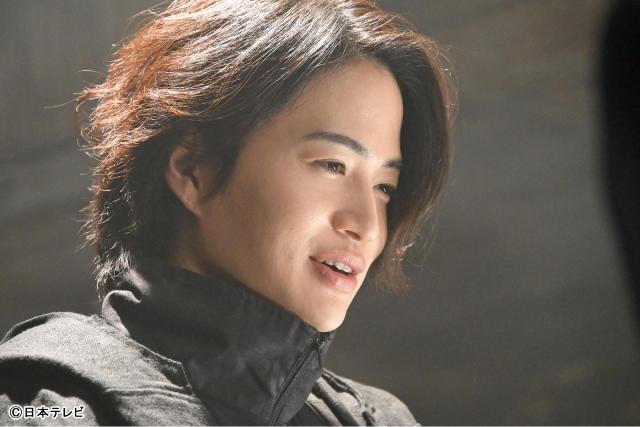 櫻井翔「放送局占拠」第1話で妖怪面集団が500人を人質に！　青鬼（菊池風磨）も再び動き出す