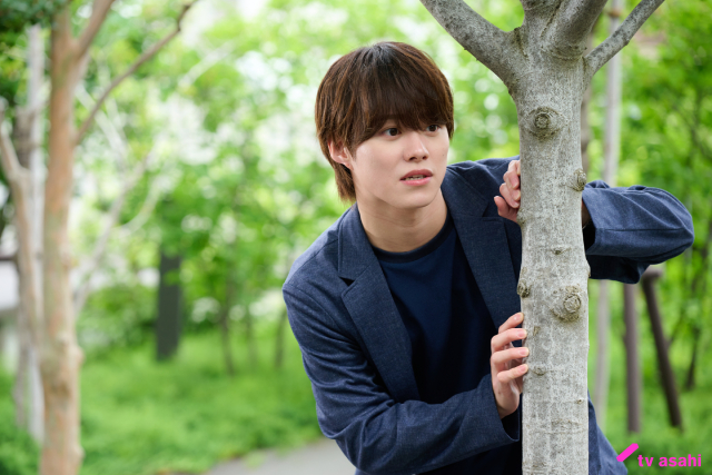 「リベンジ・スパイ」第2話。尾行中の優我（大橋和也）が花（渋谷凪咲）の秘密を「見ーっけ」