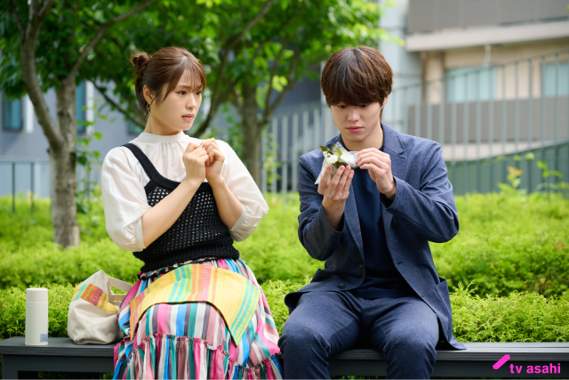 「リベンジ・スパイ」第2話。尾行中の優我（大橋和也）が花（渋谷凪咲）の秘密を「見ーっけ」
