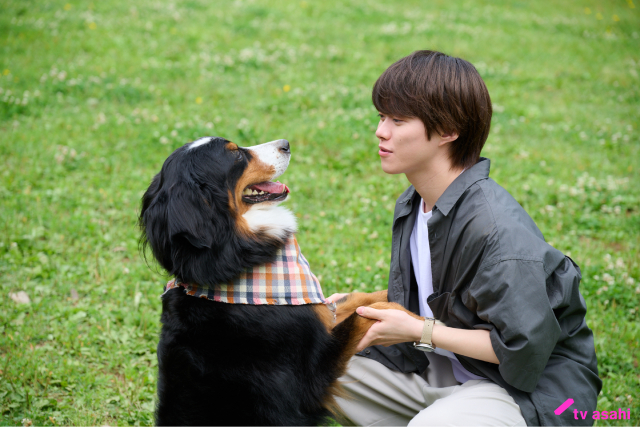 「リベンジ・スパイ」第2話。尾行中の優我（大橋和也）が花（渋谷凪咲）の秘密を「見ーっけ」