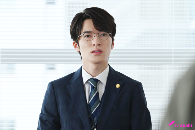 斎藤工主演「誘拐の日」第2話。凛（永尾柚乃）の両親を殺した犯人は警察だった？
