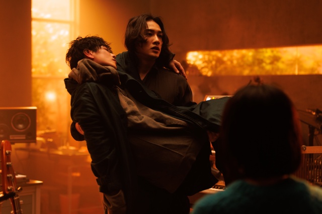 佐藤健&菅田将暉の緊迫感漂うショットも! 「グラスハート」キャラ映像と新場面写真が公開