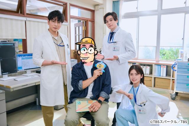 「19番目のカルテ」原作者が撮影現場訪問! 松本潤らと笑顔で交流