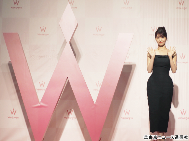 TWICE・MOMOが「Wonjungyo」発表会に登場♪“お守りコスメ”が贈られ喜ぶ
