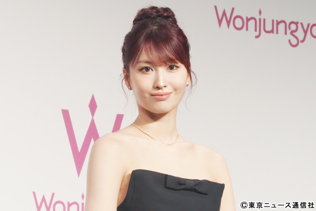 TWICE・MOMOが「Wonjungyo」発表会に登場♪“お守りコスメ”が贈られ喜ぶ