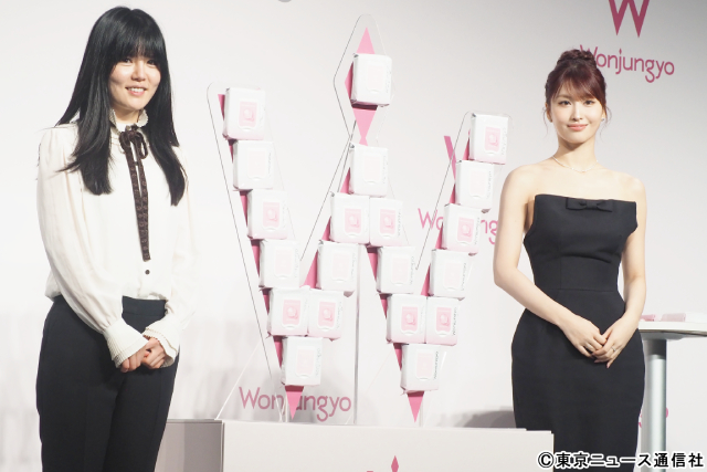 TWICE・MOMOが「Wonjungyo」発表会に登場♪“お守りコスメ”が贈られ喜ぶ