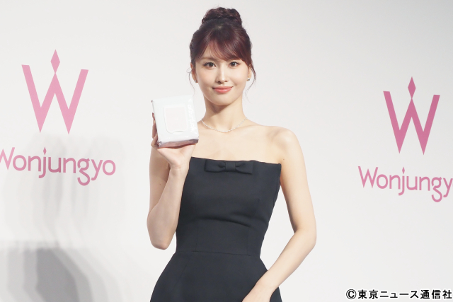 TWICE・MOMOが「Wonjungyo」発表会に登場♪“お守りコスメ”が贈られ喜ぶ