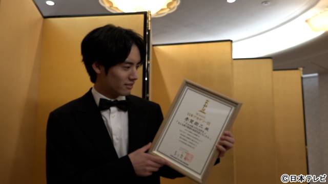 赤楚衛二、俳優デビュー10年目の“今”に迫る！　主演映画の撮影現場にも密着