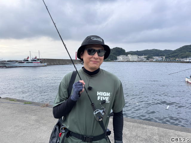 山下健二郎が「王者の一皿」でプロアングラーとアジ釣り対決。巨大アジの出現に驚く!?