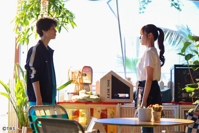 「初恋DOGs」ドッグカフェの“愛され店長”役・深田恭子が語る現場の癒やしと楽しみ