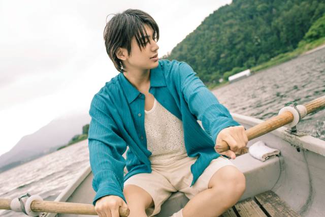 荒木飛羽が写真集「20」をリリース！　誌面で共演した弟が「かわい過ぎる！」と溺愛！