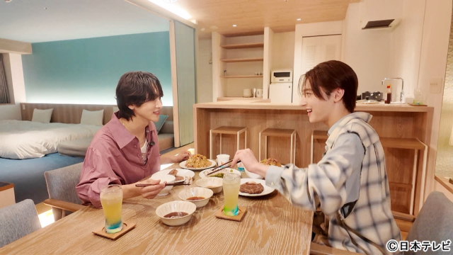 ROIROM、思い出のビーチで初の手紙交換　ファンへの思いとお互いへの感謝を語る