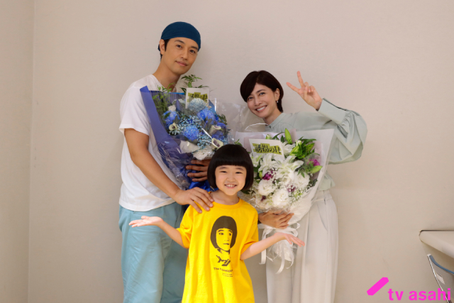 永尾柚乃のサプライズ登場に斎藤工、大感激「誘拐の日」クランクアップ！　深澤辰哉らの撮了も
