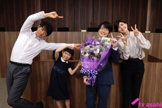 永尾柚乃のサプライズ登場に斎藤工、大感激「誘拐の日」クランクアップ！　深澤辰哉らの撮了も