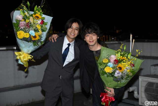 「DOPE」髙橋海人＆中村倫也が笑顔のクランクアップ！「毎日来るのが楽しかった」