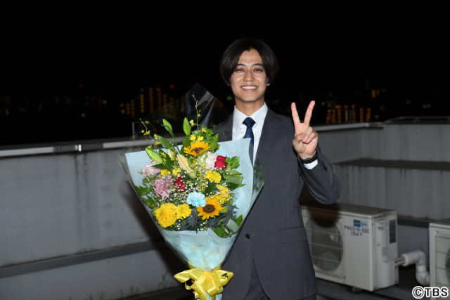 「DOPE」髙橋海人＆中村倫也が笑顔のクランクアップ！「毎日来るのが楽しかった」