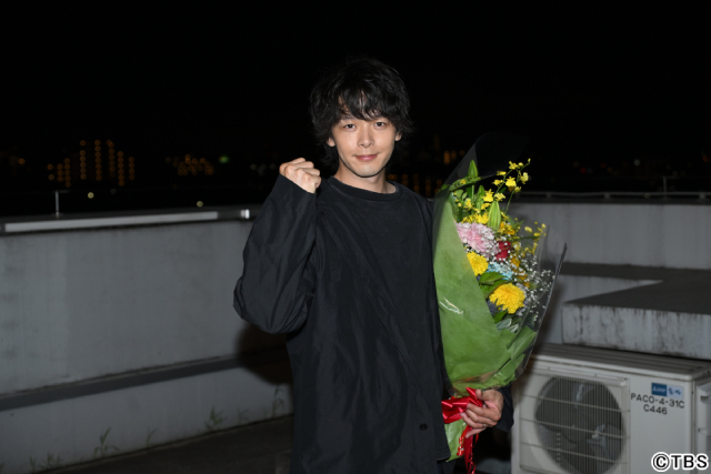 「DOPE」髙橋海人＆中村倫也が笑顔のクランクアップ！「毎日来るのが楽しかった」