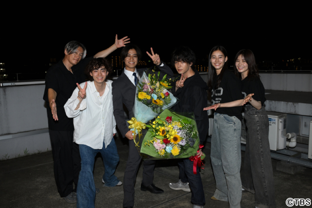 「DOPE」髙橋海人＆中村倫也が笑顔のクランクアップ！「毎日来るのが楽しかった」