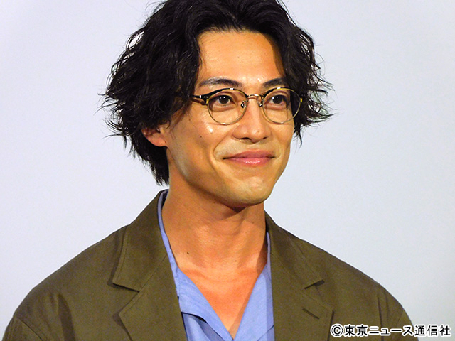 大東駿介＆飯豊まりえ、柴犬にメロメロ！　柄本時生が声に決まり「なでにくくなった（笑）」