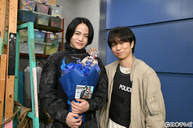 菊池風磨が「放送局占拠」クランクアップ！　櫻井翔と和やかな雰囲気でお別れ