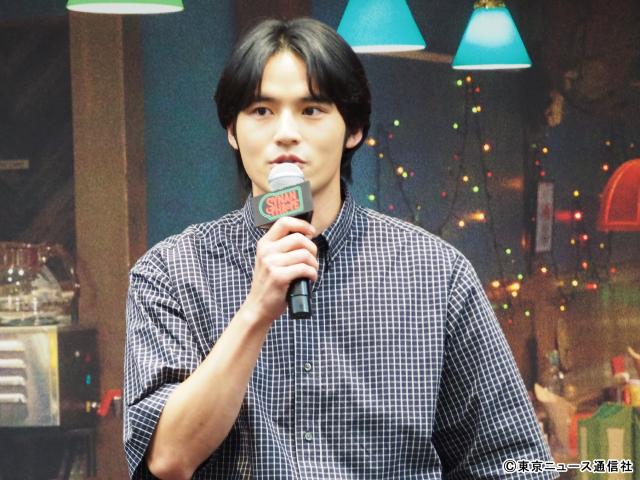 水上恒司主演「シナントロープ」記者会見で裏話連発！　指さし企画＆サプライズ誕生日で笑顔満開