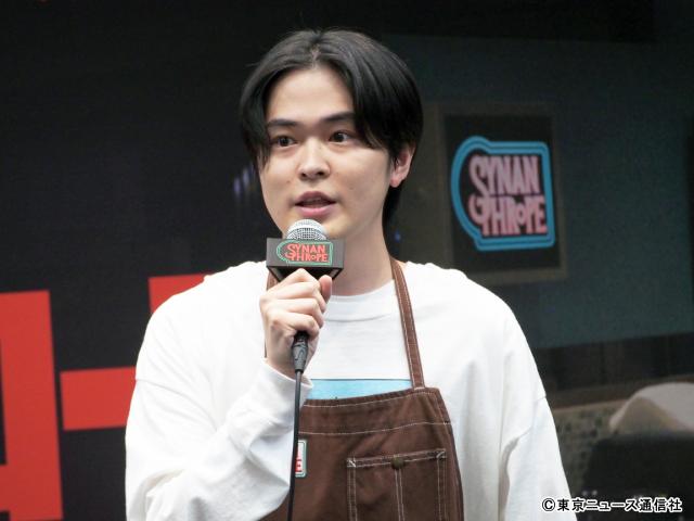 水上恒司主演「シナントロープ」記者会見で裏話連発！　指さし企画＆サプライズ誕生日で笑顔満開
