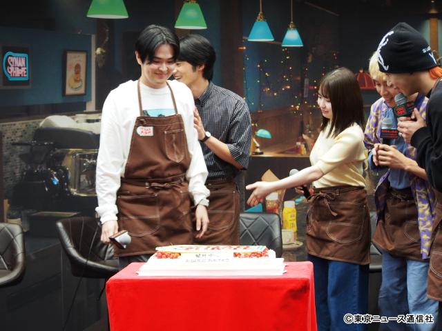 水上恒司主演「シナントロープ」記者会見で裏話連発！　指さし企画＆サプライズ誕生日で笑顔満開