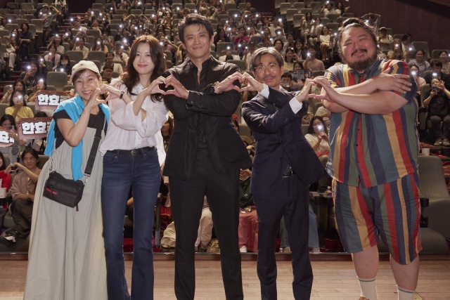 小栗旬、13年ぶりのロマコメ「匿名の恋人たち」でハン・ヒョジュと釜山国際映画祭に登壇