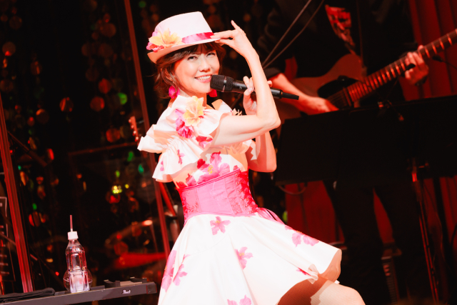 松本伊代の節目を祝うライブにサプライズでヒロミが登場！　夫婦そろってあの名曲を熱唱♪