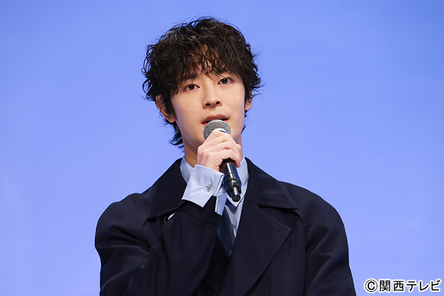 「終幕のロンド」会見で草彅剛が進行役。小澤竜心との“即興ダンスバトル”では完敗!?