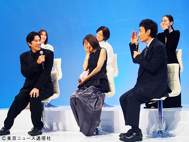 「終幕のロンド」会見で草彅剛が進行役。小澤竜心との“即興ダンスバトル”では完敗!?