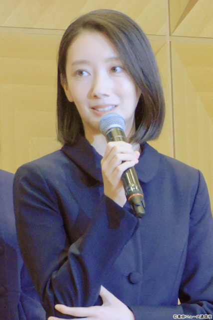 向井康二のスーツ姿を野呂佳代＆田中みな実が絶賛！　波瑠＆川栄李奈も笑顔の「フェイクマミー」会見