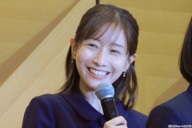 向井康二のスーツ姿を野呂佳代＆田中みな実が絶賛！　波瑠＆川栄李奈も笑顔の「フェイクマミー」会見