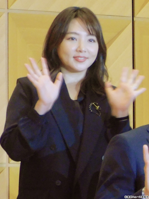 向井康二のスーツ姿を野呂佳代＆田中みな実が絶賛！　波瑠＆川栄李奈も笑顔の「フェイクマミー」会見