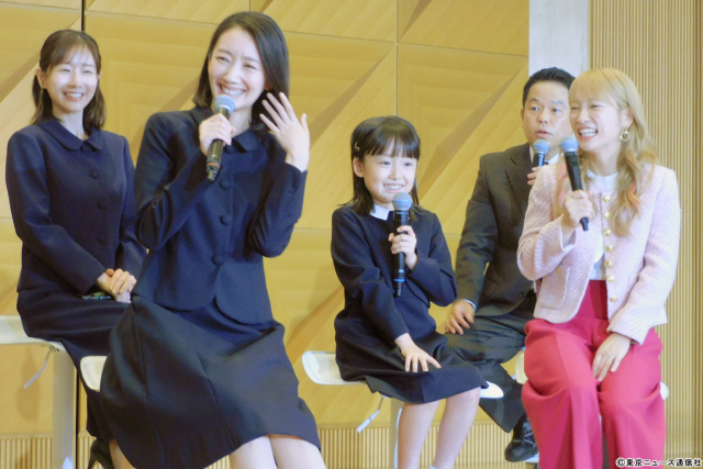 向井康二のスーツ姿を野呂佳代＆田中みな実が絶賛！　波瑠＆川栄李奈も笑顔の「フェイクマミー」会見