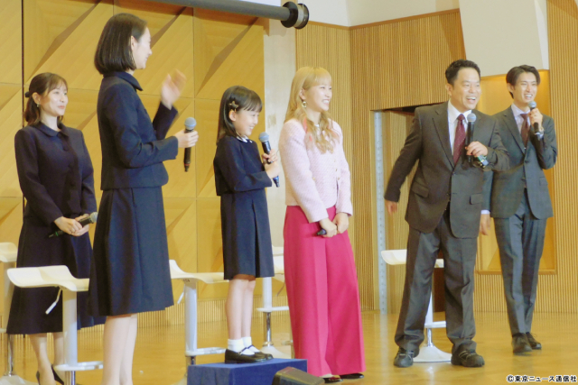 向井康二のスーツ姿を野呂佳代＆田中みな実が絶賛！　波瑠＆川栄李奈も笑顔の「フェイクマミー」会見