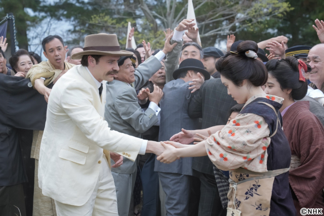 髙石あかりは元気の源、吉沢亮は心の支え。トミー・バストウ「ばけばけ」現場で育まれた絆