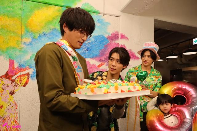 「パパと親父のウチご飯」第5話放送日に白洲迅が誕生日！　松島聡、猪俣周杜らキャスト陣が祝福