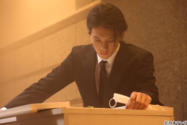 佐野勇斗、ビル3階から大ジャンプ！　金髪から黒髪にイメチェンも話題「ESCAPE」第5話