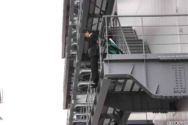 佐野勇斗、ビル3階から大ジャンプ！　金髪から黒髪にイメチェンも話題「ESCAPE」第5話