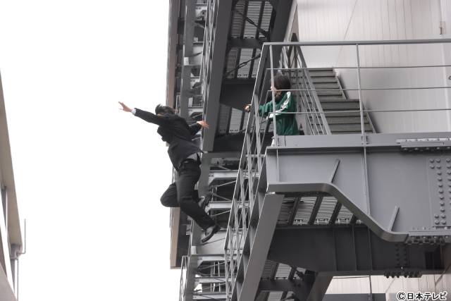 佐野勇斗、ビル3階から大ジャンプ！　金髪から黒髪にイメチェンも話題「ESCAPE」第5話